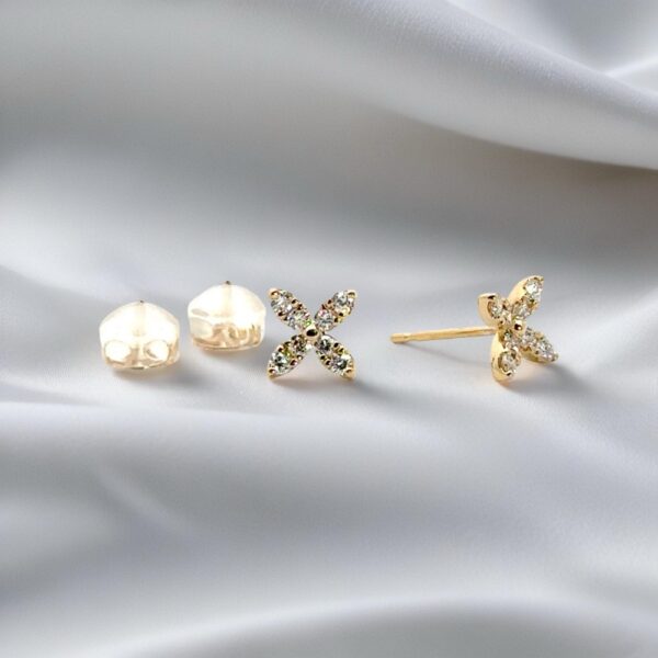 幸せを運ぶ、四つ葉の煌めき。