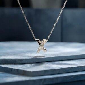 デコルテに煌めく、大人の”X”（キス）モチーフ。