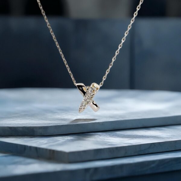 デコルテに煌めく、大人の”X”（キス）モチーフ。