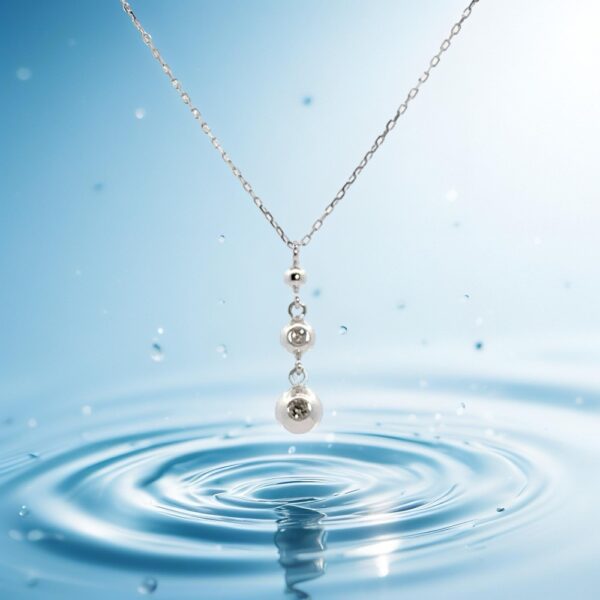 煌めく滴、胸元に宿る永遠の輝き。