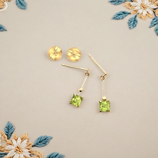 耳元に輝く、新緑の煌めき。K18YGペリドットピアスで、心ときめく毎日を。
