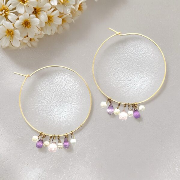耳元で咲き誇る、彩りのハーモニー。K18YGアメジスト・レモンクォーツ・ローズクォーツフープピアスで、個性を輝かせて。