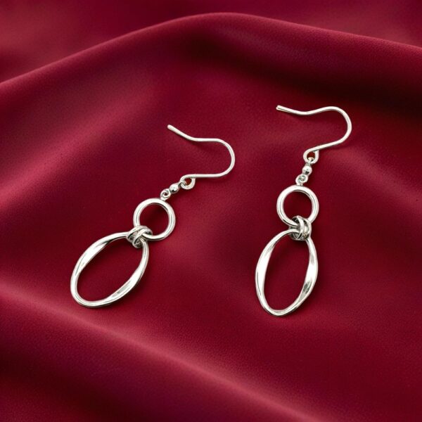 耳元で揺れる、大人のためのモダンな輝き。K18WG ダブルオーバルピアス。