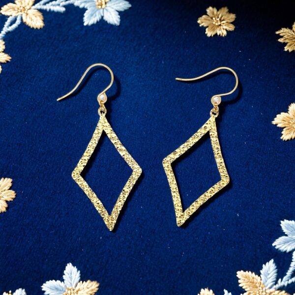 煌めくゴールドの菱形。光を纏う、大人のモダンピアス。