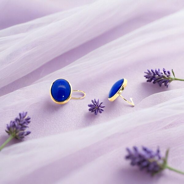 耳元に煌めく瑠璃色の輝き、神秘的な魅力を放つラピスラズリピアス