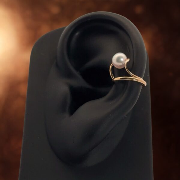 優美なラインとパールの輝きが、耳元に洗練されたアクセントを。