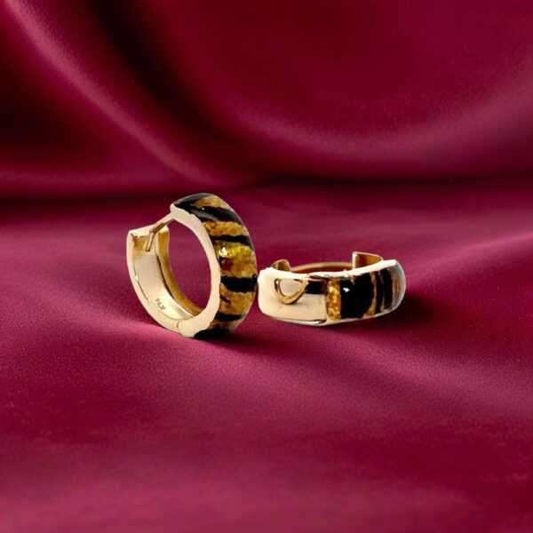 耳元に宿る、ワイルド＆リュクスな輝き。