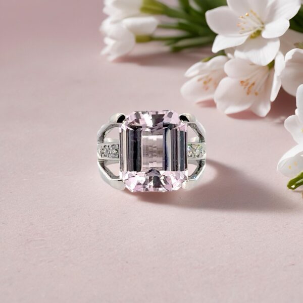 可憐な輝きを纏うクンツァイト