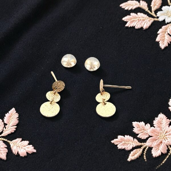 揺れるたび、光をまとう。煌めきのドロップピアス。