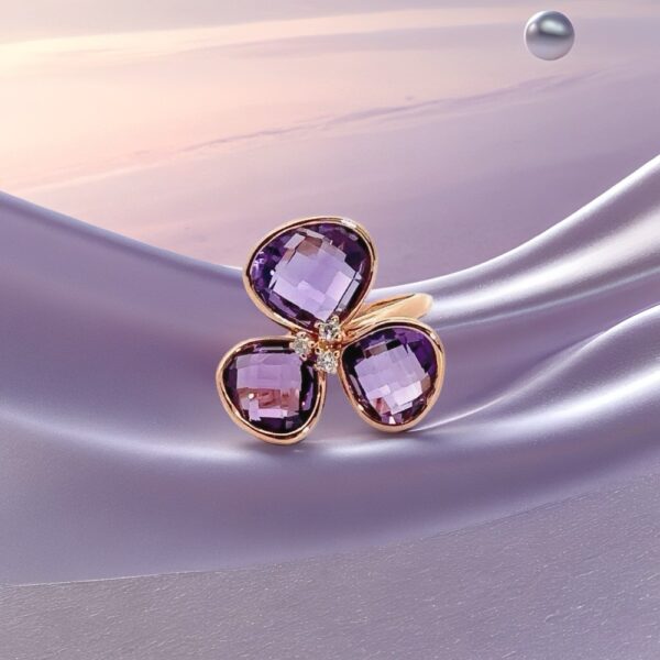 「指先に咲く、高貴な輝き。K18PGアメジストフラワーリング」