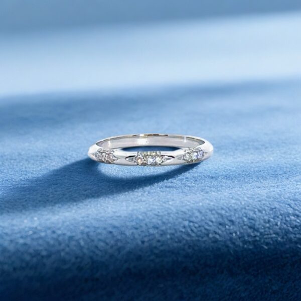 「永遠に続く、優しい光。日常に溶け込む、ダイヤモンドの輝き。」