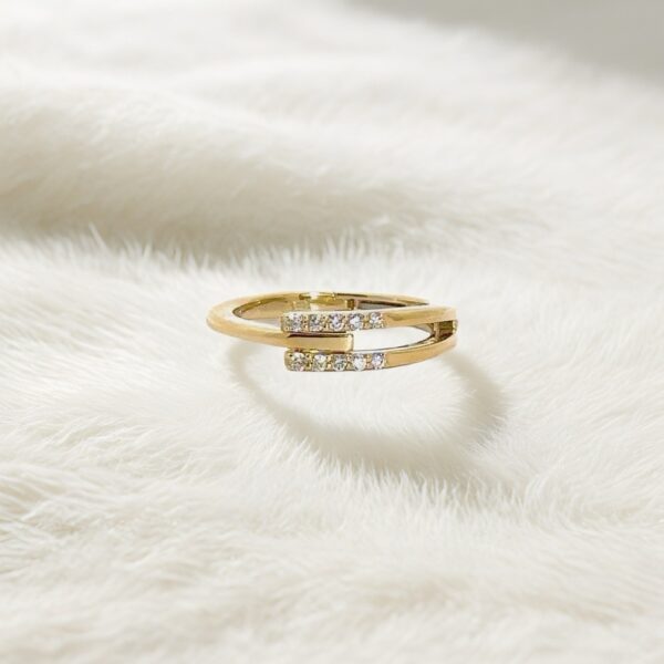 「指先に寄り添い、輝く。自由に広がる、ダイヤモンドリング。」