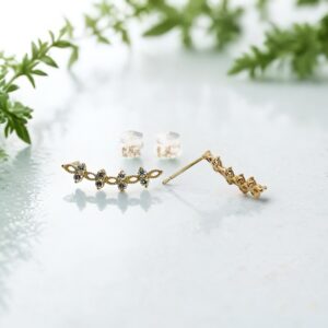 葉が連なるように、繊細な煌めき。耳元にそっと寄り添う、K18ダイヤモンドピアス。