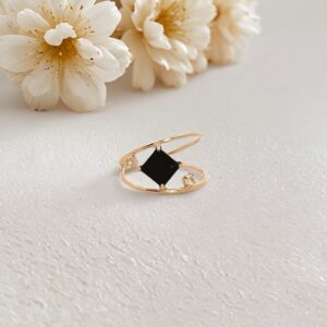 耳元に宿る、静謐な輝き。個性を彩るK18オニキスイヤーカフ。