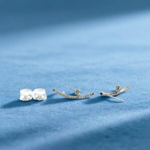 カーブを描くダイヤモンドラインが、横顔に洗練を添える。